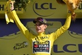 自転車ロードレース、ツール・ド・フランス、第17ステージ（サンジェルベモンブラン～クーシュベル、165.7キロ）。総合首位を守り、表彰式で喜ぶチーム・ユンボ・ビスマのヨナス・ヴィンゲゴー（2023年7月19日撮影）。(c)Marco BERTORELLO / AFP