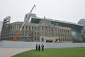 ソウル市庁舎の本館（手前）と、建設中の新庁舎（2012年5月24日撮影）。(c)AFP/KIM JAE-HWAN