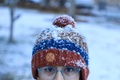 イラクの聖地カルバラで、雪が付着した帽子をかぶった少年（2020年2月11日撮影）。(c)Mohammed SAWAF / AFP