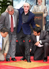 米カリフォルニア（California）州ハリウッド（Hollywood）にあるグローマンズ・チャイニーズ・シアター（Grauman&apos;s Chinese Theatre）で手形を刻むセレモニーに出席する俳優のマイケル・ケイン（Michael Caine、2008年7月11日撮影）。(c)AFP/Getty Images/Alberto E. Rodriguez