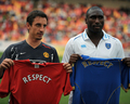 ユニフォームを手に撮影に臨むマンチェスター・ユナイテッドのギャリー・ネビル（%%Gary Neville%%、左）とポーツマスのソル・キャンベル（%%Sol Campbell%%）。（2008年7月27日撮影）(c)AFP