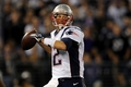 12NFLは23日、各地で第3週の試合が行われ、ボルティモア・レイヴンズ（Baltimore Ravens）が31-30でニューイングランド・ペイトリオッツ（New England Patriots）を下した。

パスを狙うニューイングランド・ペイトリオッツのトム・ブレイディ（Tom Brady、2012年9月23日撮影）。(c)AFP/Getty Images/Patrick Smith
