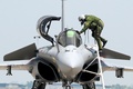 就役式典での飛行を終え、戦闘機「ラファール」から降りる印空軍の飛行士。インドのアンバーラ空軍基地で（2020年9月10日撮影）。(c)Prakash SINGH / AFP