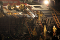 米カリフォルニア（California）州ロサンゼルス（Los Angeles）郊外のチャッツワース（Chatsworth）で起きた列車の衝突事故で、生存者を捜す救助隊（2008年9月12日撮影）。(c)AFP/Getty Images/David McNew