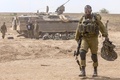 パレスチナ自治区ガザ（Gaza）地区での戦闘後、境界付近のイスラエル軍拠点に帰還する兵士（2014年7月25日撮影）。(c)AFP/JACK GUEZ