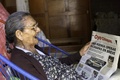 メキシコ南部チアパス州の州都トゥストラグティエレスの自宅でのAFPの取材中、新聞を読む96歳の高校生、グアダルーペ・パラシオスさん（2018年4月18日撮影）。(c)AFP PHOTO / MOYSES ZUÑIGA