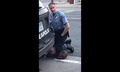 米ミネソタ州ミネアポリスで、警官の膝で首を押さえつけられるジョージ・フロイドさん（2020年5月25日撮影）。(c)AFP PHOTO / Facebook / Darnella Frazier