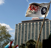 2007年9月24日、ブエノスアイレス（Buenos Aires）の抗議行動でエルネスト・チェ・ゲバラ（Ernesto Che Guevara、右）などが描かれた旗を振る抗議参加者。(c)AFP/Daniel GARCIA