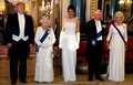 英ロンドンのバッキンガム宮殿での公式晩さん会を前に写真撮影に応じる（左から）ドナルド・トランプ米大統領、英国のエリザベス女王、メラニア・トランプ米大統領夫人、チャールズ英皇太子、カミラ英皇太子夫人（2019年6月3日撮影）。(c)Doug Mills / POOL / AFP