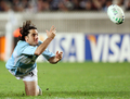 倒れながらパスを出すアルゼンチンのアグスティン・ピチョット（%%Agustin Pichot%%）。(c)AFP/WILLIAM WEST