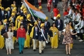 ロンドンの五輪スタジアムで開かれたロンドン五輪開会式で、インド選手団と行進する謎の女性（2012年7月27日撮影）。(c)AFP/GABRIEL BOUYS