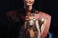キルギスの首都ビシュケクで発表されたElena Ladikの新作コレクション（2015年5月15日撮影）。(c)AFP/VYACHESLAV OSELEDKO