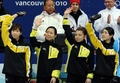 2010年%%バンクーバー冬季五輪%%、カーリング女子1次リーグ、日本対スイス。日本は4-10で敗れ、通算成績を3勝4敗とした。写真は試合前に手を振る日本の（左から）石崎琴美（%%Kotomi Ishizaki%%）、近江谷杏菜（%%Anna Omiya%%）、本橋麻里（%%Mari Motohashi%%）、目黒萌絵（%%Moe Meguro%%）。（2010年2月22日撮影）(c)AFP/TOSHIFUMI KITAMURA