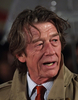 写真は、プレミア会場に到着した俳優のジョン・ハート（%%John Hurt%%）。(c)AFP/MAX NASH
