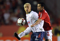 サッカーリベルタドーレス杯2010（Copa Libertadores de America 2010）は18日、決勝の第2戦がブラジルのポルトアレグレ（Porto Alegre）で行われ、インテルナシオナウ（Internacional、ブラジル）がCDグアダラハラ（Club Deportivo Guadalajara、メキシコ）を3-2で下し、2試合合計5-3で2度目の優勝を果たした。写真はCDグアダラハラのアドルフォ・バウティスタ（Adolfo Bautista）と競り合うインテルナシオナウのサンドロ（Sandro Ranieri Guimaraes Cordeiro、右）。（2010年8月18日撮影）(c)AFP/JEFFERSON BERNARDES