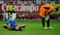 12-13スペイン1部リーグ、第38節、セビージャFC（Sevilla FC）対バレンシア（Valencia CF）。セビージャFCのGKアンドレス・パロプ（Andres Palop、右）の横でピッチに倒れるバレンシアのロベルト・ソルダド（Roberto Soldado、2013年6月1日撮影）。(c)AFP/CRISTINA QUICLER