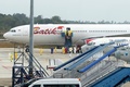 インドネシアのバタム島の空港に到着した、中国に留学していた学生らを乗せた航空機（2020年2月2日撮影）。(c)RICKY PRAKOSO / AFP
