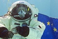 欧州宇宙機関（European Space Agency、ESA）は無重力状態と似たような感覚が得られるとして、宇宙服を着た状態での潜水訓練を行っている。

この訓練はESAと潜水専門会社、仏コメックス（Comex）、さらにアポロ11号（Apollo XI）の打ち上げに使われたエンジンを深海から回収したプロジェクト・チームなどの協力により実施されている。

写真は仏南部マルセイユ（Marseille）にあるプールで宇宙服を着て訓練を行うエルベ・ステブナン（Herve Stevenin）さん（2013年9月2日撮影）。(c)AFP/BORIS HORVAT