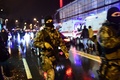 トルコ・イスタンブールで、襲撃されたナイトクラブに駆け付けた救急車と特殊部隊の隊員ら（2017年1月1日撮影）。(c)AFP/YASIN AKGUL