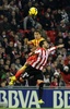 13-14スペイン1部リーグ第15節、アスレティック・ビルバオ（Athletic Bilbao）対FCバルセロナ（FC Barcelona）。ボールを競るアスレティック・ビルバオのミケル・バレンシアガ（Mikel Balenziaga、手前）とFCバルセロナのアレクシス・サンチェス（Alexis Sanchez、2013年12月1日撮影）。(c)AFP/RAFA RIVAS