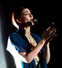 米・カリフォルニア（California）州のハリウッド・フォーエバー墓地（Hollywood Forever Cemetery）で歌手クリスタ・ベル（Chrysta Bell）がパフォーマンスを披露した（2013年5月12日撮影）。(c)AFP/Getty Images/Kevin Winter