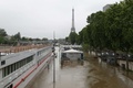 パリのエッフェル塔近くで氾濫したセーヌ川（2016年6月2日撮影）。(c)AFP/KENZO TRIBOUILLARD