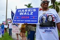 米大統領選の民主党候補カマラ・ハリス副大統領への支持と人工妊娠中絶の権利を訴えるデモ「女性の行進」。米フロリダ州パームビーチで（2024年11月2日撮影）。(c) Giorgio VIERA / AFP
