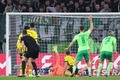 サッカードイツカップ2回戦、VfLボルフスブルク対ボルシア・ドルトムント。ゴールを決めるVfLボルフスブルクのヨナス・ヴィン（右、2024年10月29日撮影）。(c)Ronny HARTMANN / AFP