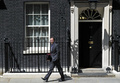 英ロンドンの首相官邸を出て、首相として初の党首討論（クエスチョンタイム）のため下院に向かうデービッド・キャメロン氏（2010年6月2日撮影）。(c)CARL COURT / AFP