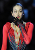 2010世界フィギュアスケート選手権（ISU World Figure Skating Championships 2010）女子シングルを制し、表彰式に臨む浅田真央（Mao Asada、2010年3月27日撮影）。(c)AFP/YURI KADOBNOV
