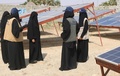 イエメン首都サヌア北西のアブスで太陽光発電所を運営するイマン・ハディさん率いる女性グループ（2021年3月9日撮影）。(c)AFP