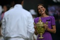 テニス、ウィンブルドン選手権、男子シングルス決勝。優勝トロフィーを手に笑顔を見せる英国のキャサリン皇太子妃（2024年7月14日撮影）。(c)Ben Stansall / AFP
