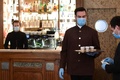 イタリア・ミラノのカフェで、持ち帰り用のコーヒーを準備する従業員（2020年5月4日撮影）。(c)Miguel MEDINA / AFP