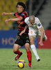 サッカーAFCチャンピオンズリーグ2009準決勝、ウンム・サラール対浦項スティーラース第2戦。ウンム・サラールのマグノ・アウベス（%%Magno Alves%%、右）と競り合う浦項スティーラースの辛炯珉（%%Shin Hyung Min%%、シン・ヒョンミン）。（2009年10月28日撮影）(c)AFP