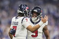 23NFL第18週、インディアナポリス・コルツ対ヒューストン・テキサンズ。タッチダウンを喜ぶヒューストン・テキサンズのCJ・ストラウド（左）とブレビン・ジョーダン（2024年1月6日撮影）。(c)Andy Lyons/Getty Images/AFP