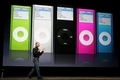 2006年9月12日、サンフランシスコでのアップルのメディア向けイベントでiPod Nano の画像を背にスピーチするスティーブ・ジョブズ（Steve Jobs）最高経営責任者（CEO）。(c)AFP/Getty Images/Justin Sullivan