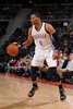 14-15NBA、デトロイト・ピストンズ（Detroit Pistons）対オクラホマシティ・サンダー（Oklahoma City Thunder）。ボールをドリブルするオクラホマシティ・サンダーのラッセル・ウェストブルック（Russell Westbrook、2014年12月7日撮影）。(c)AFP/Getty Images/NBAE/Allen Einstei