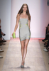 ニューヨーク市内で発表されたエルベ・レジェ バイ マックスアズリア（Herve Leger By Max Azria）の09年春夏コレクション（2008年9月7日撮影）。(c)AFP/Getty Images/Scott Gries