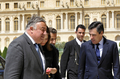 フランス国民議会（下院）と元老院（上院）の合同会議が開かれたパリ郊外のベルサイユ宮殿（Chateau de Versailles）で、2008年の改憲を受けて第5共和制下初となる大統領の議会演説のために訪れたニコラ・サルコジ（Nicolas Sarkozy）大統領夫妻を迎えるフランソワ・フィヨン（Francois Fillon）首相（右）とジェラール・ラルシェ（Gerard Larcher）上院議員（2009年6月22日撮影）。(c)AFP/GERARD CERLES