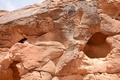 サウジアラビア北部ジャウフ州サカーカから約8キロ北で発見された、岩に彫られたラクダの頭の一部に顔を向けているロバの彫刻（2018年2月22日撮影）。(c)AFP PHOTO / Fayez Nureldine