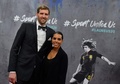 ローレウス・ワールド・スポーツ・アワードで生涯功労賞を受賞し、妻のジェシカさん（右）とポーズをとる元米プロバスケットボール（NBA）のダーク・ノビツキー氏（2020年2月17日撮影）。(c)Tobias SCHWARZ / AFP