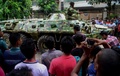バングラデシュの首都ダッカで、飲食店襲撃事件の現場周辺を移動する軍の車両（2016年7月2日撮影）(c)AFP