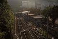 ごみなどが投げ入れられ列車が運休した香港中文大学近くの鉄道の線路（2019年11月15日撮影）。(c)DALE DE LA REY / AFP