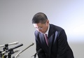 神奈川県横浜市の日産本社で記者会見し、頭を下げる同社の西川広人CEO（2018年11月19日撮影）。(c)Behrouz MEHRI / AFP