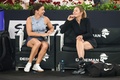 ルーマニア・クルジュナポカで行われたイベントで、エキシビションマッチに臨む女子テニスのシモナ・ハレプ（左）と元女子テニスのシュテフィ・グラフ氏（2024年6月15日撮影）。(c)Simion Sebastian Tataru / AFP