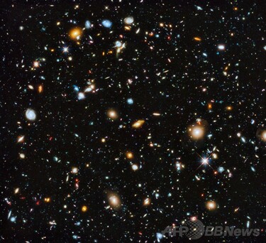 最もカラフルで包括的な宇宙の画像、銀河1万個 ESA公開 写真1枚 国際