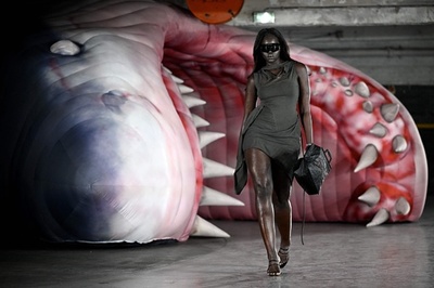 【今日の1枚】ジョーズ、パリのランウエーに現る