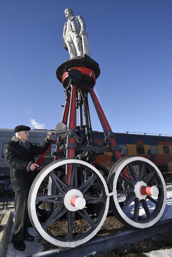 鉄道で革命思想を輸送？車輪付きレーニン像 モスクワ