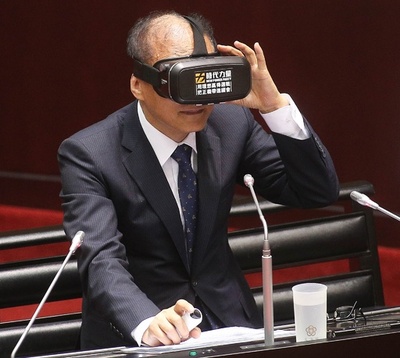 行政院長と野党議員がVR装置装着して討論、台湾立法院