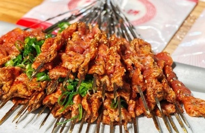 名物串焼きで広がる夏の観光
